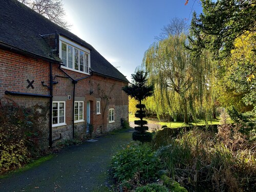 Kentish Oast, Cottage and Barn in stunning private grounds with swimming pool 
