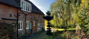 Kentish Oast, Cottage and Barn in stunning private grounds with swimming pool 