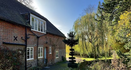 Kentish Oast, Cottage and Barn in stunning private grounds with swimming pool
