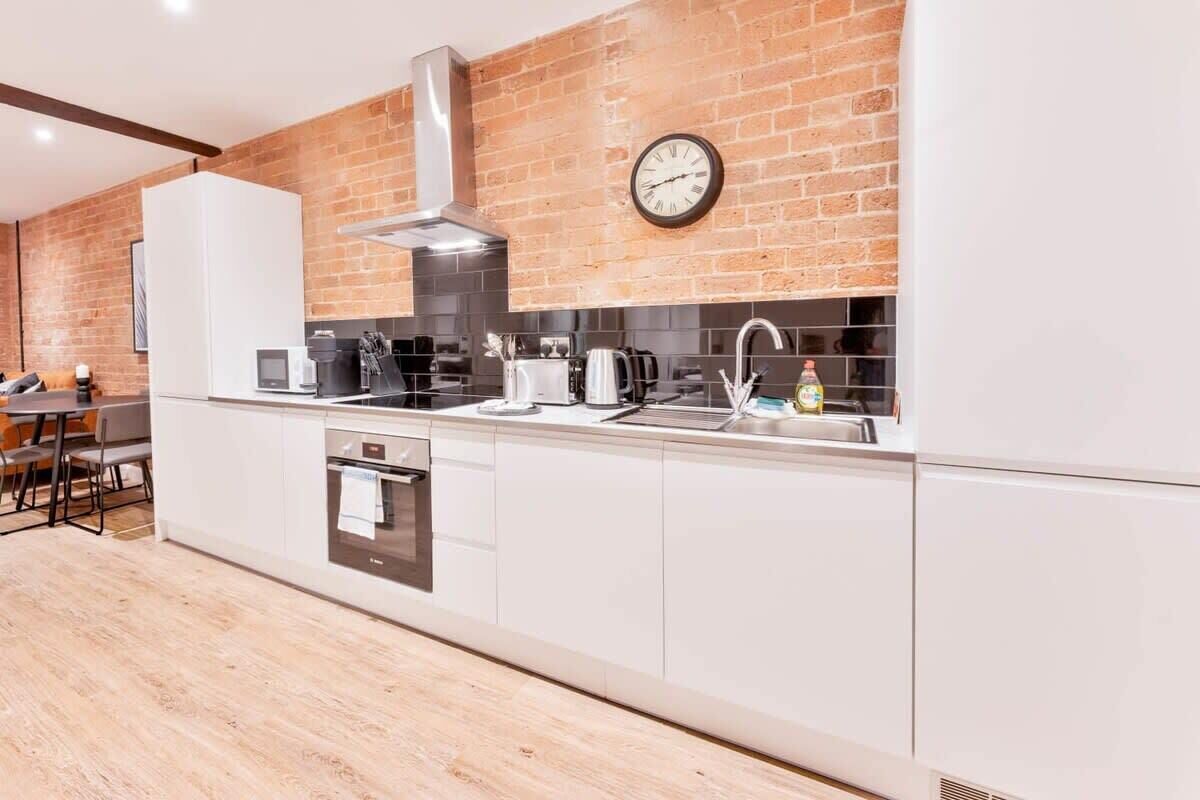 Køleskab, mikrobølgeovn, ovn, kogeplade