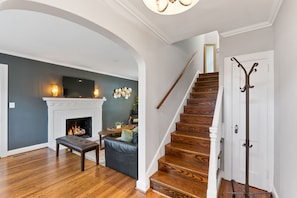 Un escalier avec des marches en bois et une porte blanche avec un porte-manteau.