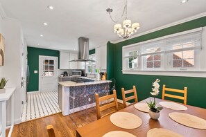 House | Private kitchen | Fridge, microwave, oven, stovetop - Massive 5BR Historic CozySuites House (Alexandria)