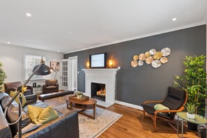 House | Living area | Smart TV - Massive 5BR Historic CozySuites House (Alexandria)