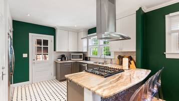 House | Private kitchen | Fridge, microwave, oven, stovetop