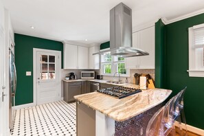 House | Private kitchen | Fridge, microwave, oven, stovetop - Massive 5BR Historic CozySuites House (Alexandria)