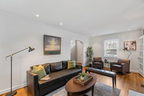 House | Living area | Smart TV - Massive 5BR Historic CozySuites House (Alexandria)