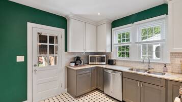 House | Private kitchen | Fridge, microwave, oven, stovetop