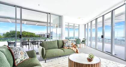 11 Harbour Lights- Luxury Waterfront 3BR Apartment | Ocean Views | Pool + Sauna