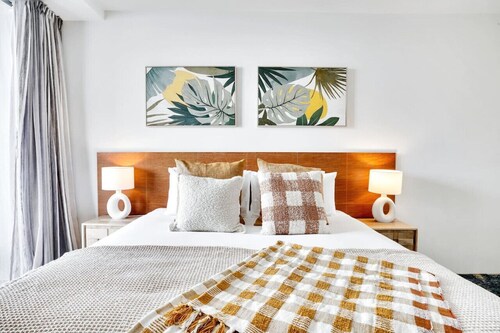 901 Harbour Lights- Luxury 2BR Waterfront Apartment | Stunning Marina Views | Pool + Sauna