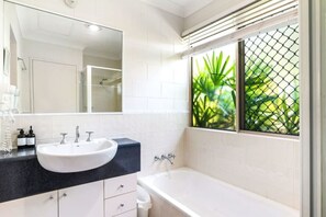 Hair dryer, towels - Stay at the Albatross (Kewarra Beach)