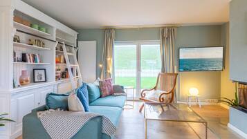 Fernseher, Kamin, Bücher, Stereoanlage