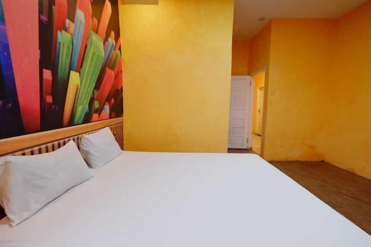 Laptop workspace, free WiFi, bed sheets