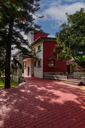 المنشأة من الخارج