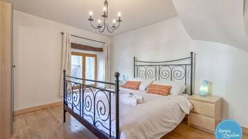 2 bedrooms, WiFi (free), bed sheets