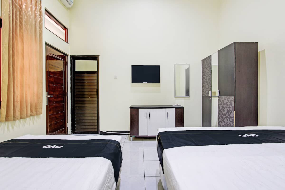 Espacio para trabajar con laptop, wifi gratis y ropa de cama