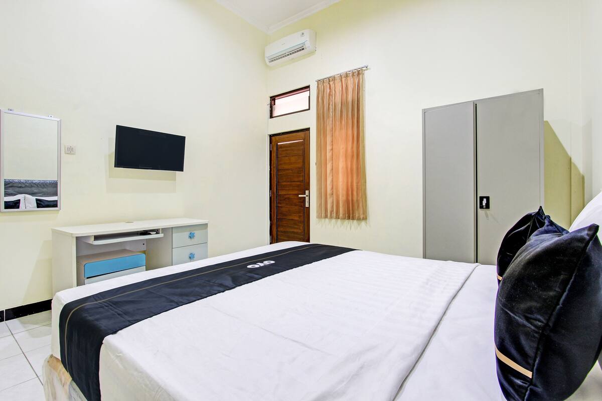 Deluxe Studio | Laptop workspace, free WiFi, bed sheets