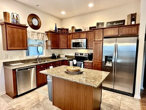 Kylskåp, mikrovågsugn, ugn och spishäll