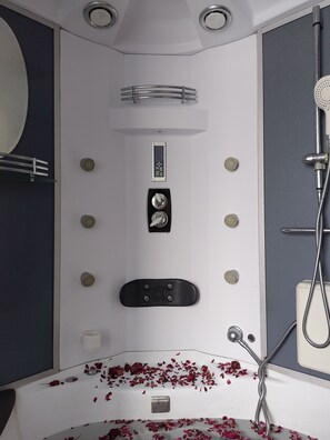 Quarto premium | Banheiro | Banheira e chuveiro separados, produtos de toalete grátis