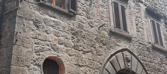 Ai piedi del Monte Amiata, caratteristico Borgo Medioevale