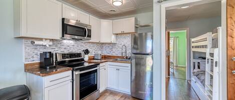 Køleskab, mikrobølgeovn, ovn, kogeplade