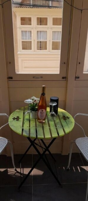 Outdoor dining - VABè house relax in the colors 100 meters from the sea (Tas-Sliema)