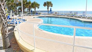 Alberca techada y alberca climatizada