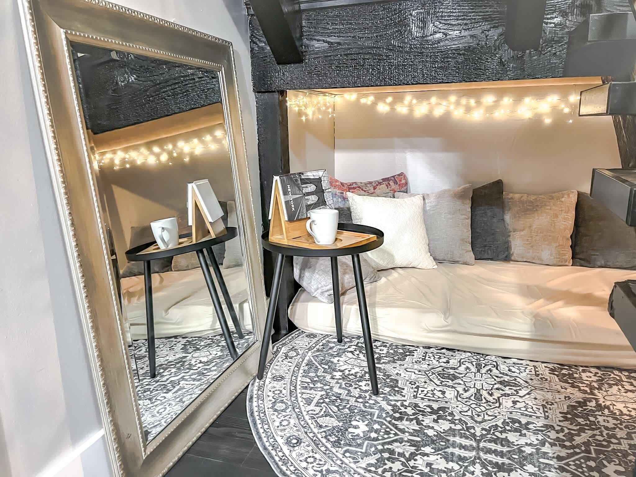 3 soverom, skrivebord, strykejern/-brett og reiseseng for barn