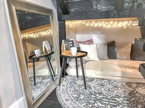 3 soverom, skrivebord, strykejern/-brett og reiseseng for barn