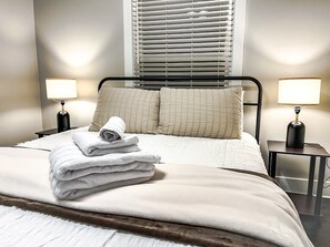 3 slaapkamers, een bureau, een strijkplank/strijkijzer, reisbedje