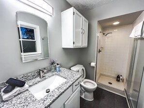 Een douche, een haardroger, handdoeken