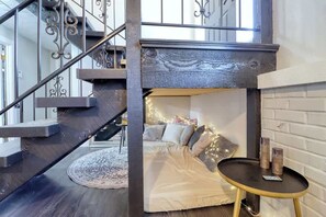 Interior - Cozy & Sleek 3 bd 3 b Sleeps 8 (Omaha)