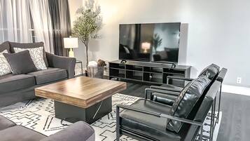 Télévision, cheminée, espaces bureaux