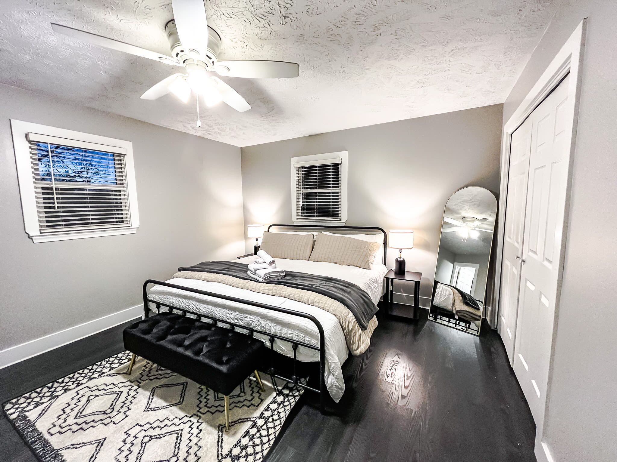 3 chambres, bureau, fer et planche à repasser, lit parapluie