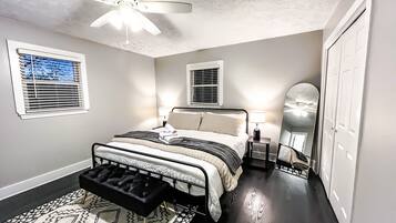 3 chambres, bureau, fer et planche Ă repasser, lit parapluie