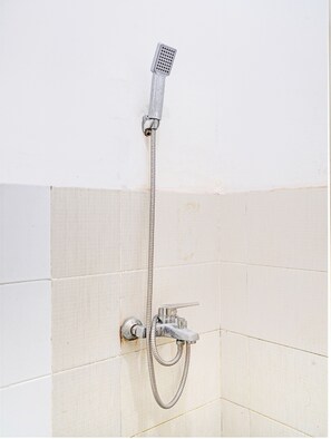 Deluxe Double Room | Bathroom - Hotel O Fj Guest House (Cileunyi)