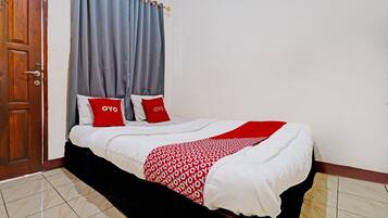 Deluxe Double Room | Laptop workspace, bed sheets
