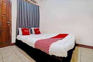 Espacio para trabajar con laptop y ropa de cama 