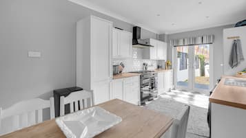 House | Private kitchen | Fridge, microwave, oven, stovetop