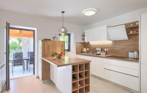 Kjøleskap, oppvaskmaskin og kaffetrakter/tekoker