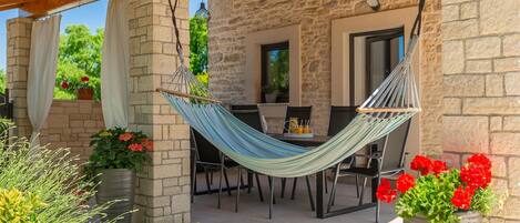 تناول الطعام بالخارج