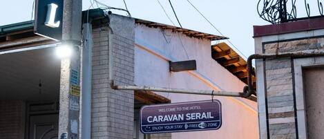 Entrada de un hotel con un cartel que dice 'Caravan Serail'.