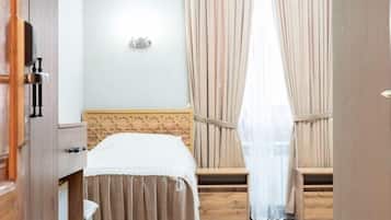 Standaard Twin kamer | Individueel gedecoreerd, een bureau, een laptopwerkplek