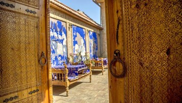 Una puerta de madera tallada intrincadamente con un diseño decorativo.