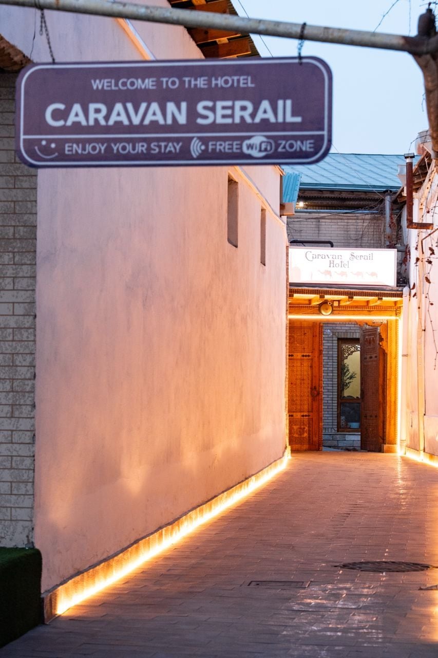 Cartell de benvinguda als hostes de l'Hotel Caravan Seriql, que indica una zona amb Wi-Fi gratuït.