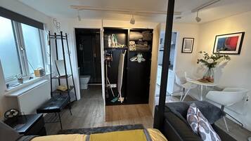 Studio, 1 Queen Bed | Bathroom