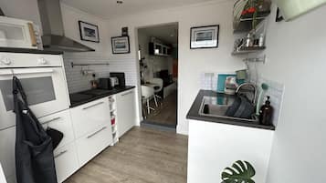 Studio, 1 Queen Bed | Private kitchen