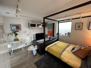 Tabla de planchar con plancha, wifi gratis y ropa de cama 