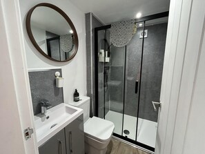 Chuveiro, secador de cabelo, toalhas de banho 