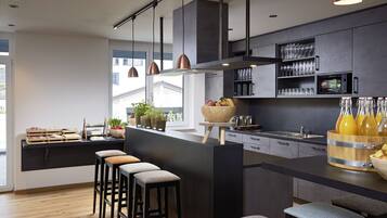 TĂ€gliches inbegriffenes groĂes FrĂŒhstĂŒck