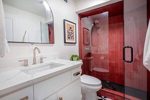 Shower, hair dryer, towels - Mic Drop by Minty Living (Atlanta)